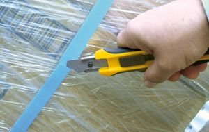 Safety checks when cutting bundle strapping